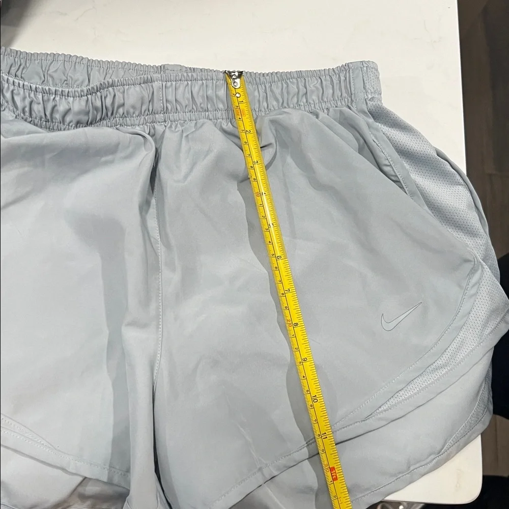Nike Women's Light Gray Athletic Shorts Size M - Picture 6 of 6